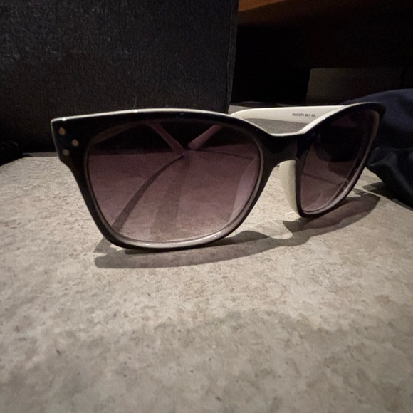 Oscar de la Renta Accessories - Vintage Oscar de La Renta Classic Black Cat-Eye Women's Sunglasses -